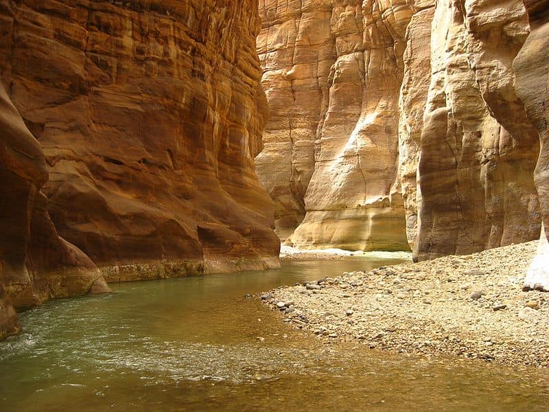 En tu viaja a Jornadia no puedes dejar de visitar este cañón que se encuentra muy próximo al Mar Muerto