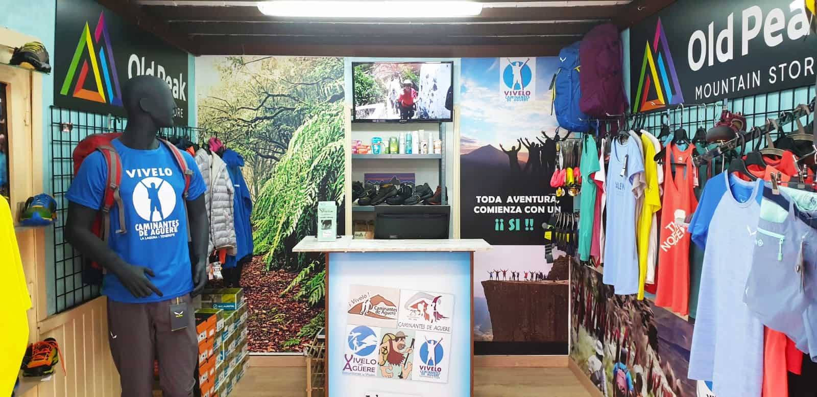 Tienda de senderismo en la laguna