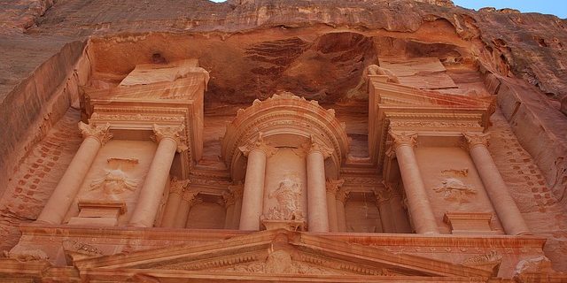 viaje a Jordania En tu viaje a Jordania no debes perderte el desierto de Uadi Rum, ideal para los apasionados de la aventura. Vive esta hazaña en vehículos todo terreno, pernoctando en un campamento en el desierto. También podrás visitar el ferrocarril de Lawrence de Arabia.