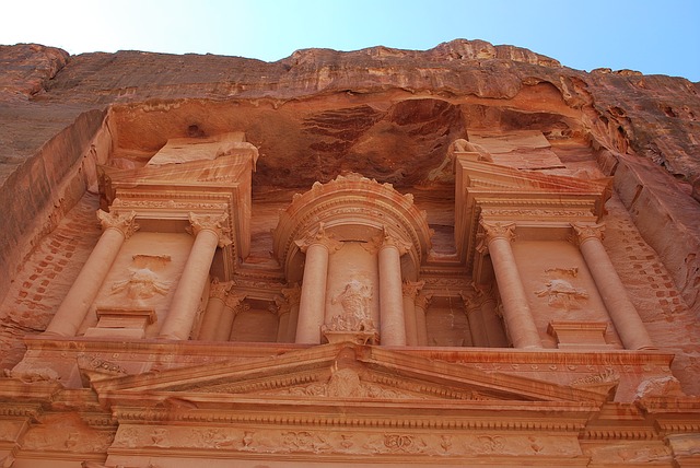 viaje a Jordania En tu viaje a Jordania no debes perderte el desierto de Uadi Rum, ideal para los apasionados de la aventura. Vive esta hazaña en vehículos todo terreno, pernoctando en un campamento en el desierto. También podrás visitar el ferrocarril de Lawrence de Arabia.