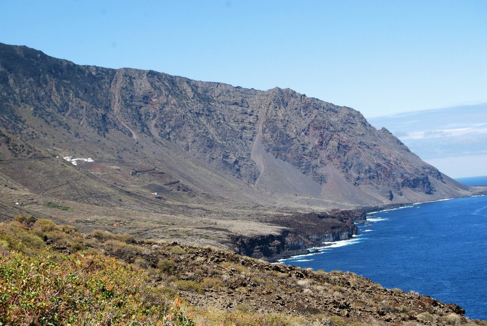 El sendero Malpaso - Sabinosa nos ofrece unas privilegiadas vistas hacia el Golfo que podremos gozar desde fabulosos miradores naturales. Transitaremos parte del camino de la Virgen  para ir descendiendo entre monte verde hasta el espectacular volcán Tanganasoga.