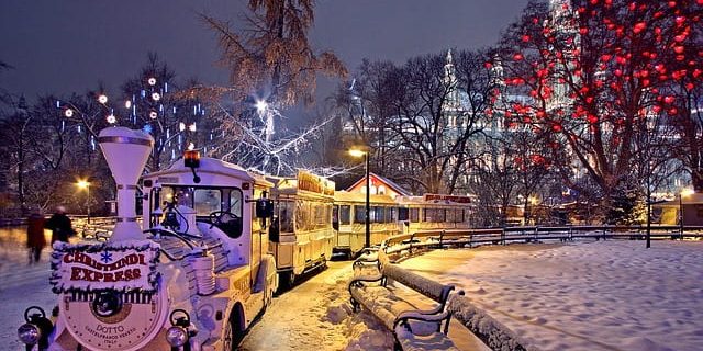 mercadillos navideños de Viena Viena se viste de magia desde mediados de noviembre hasta el día de Navidad. Sus antiguas calles se engalanan con una espectacular decoración, embriagando a sus visitantes con aromas a canela, ponche, dulces y un espíritu navideño inigualable. Los mercadillos navideños de Viena son el escenario perfecto para vivirlo.