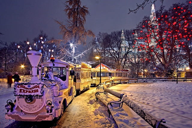 mercadillos navideños de Viena Viena se viste de magia desde mediados de noviembre hasta el día de Navidad. Sus antiguas calles se engalanan con una espectacular decoración, embriagando a sus visitantes con aromas a canela, ponche, dulces y un espíritu navideño inigualable. Los mercadillos navideños de Viena son el escenario perfecto para vivirlo.