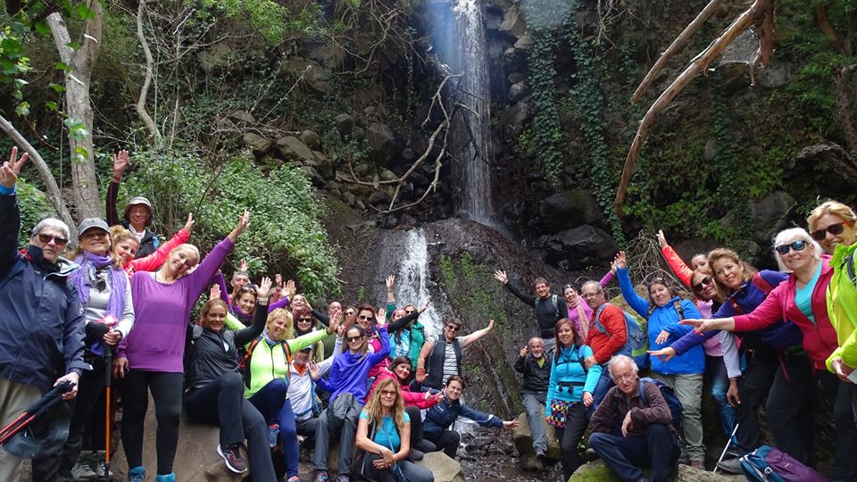 El sendero trascurre a través de un frondoso bosque.