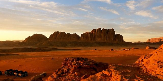 Desierto de Wadi Rum El Desierto de Wadi Rum también es conocido como el Valle de La Luna