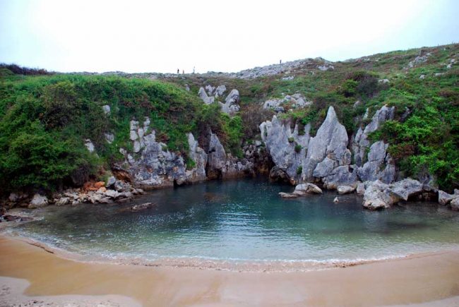 Playa de Gulpiyuri Playa del Gulpiyuri, Concejo de Llanes
