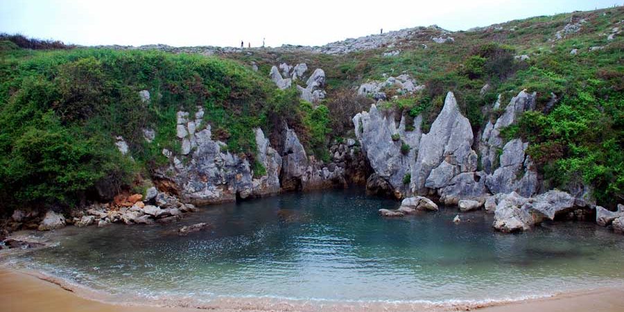 Playa de Gulpiyuri Playa del Gulpiyuri, Concejo de Llanes