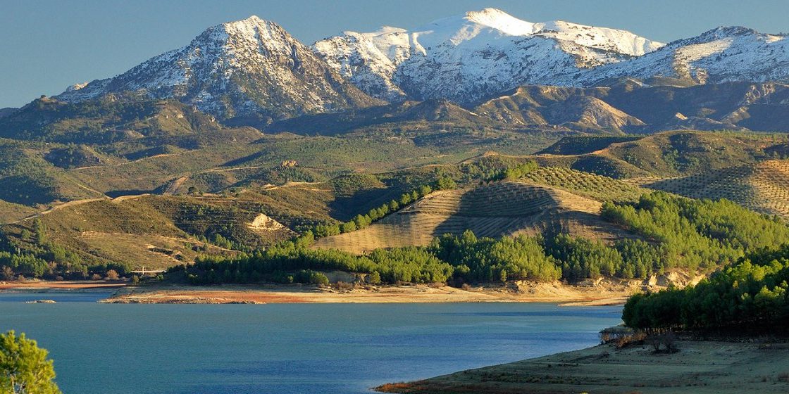 Parque Natural de las Sierras de Tejeda, Almijara y Alhama El Parque Natural de las Sierras de Tejeda, Alijara y Alhama se encuentran en la frontera natural de Málaga y Granada