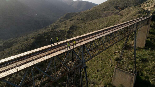 Camino de Hierro El Camino de Hierro discurre entre 10 puentes de hierro y 20 túneles
