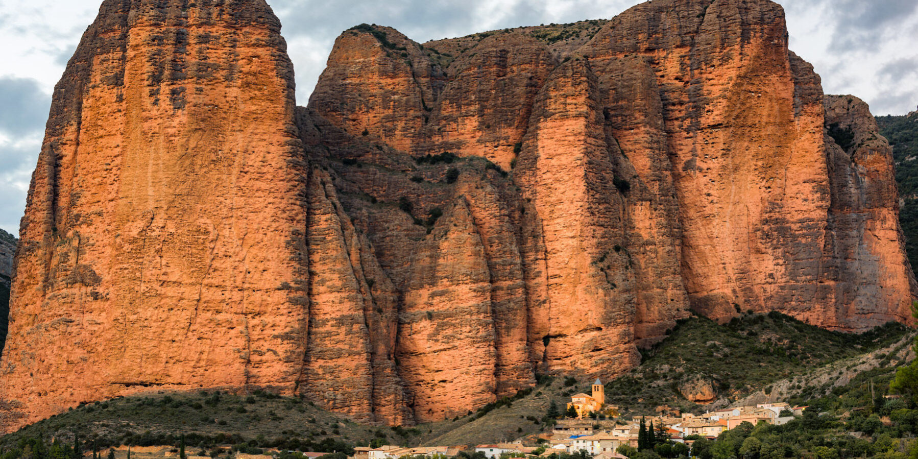 Los Mallos de Riglos se encuentran en el Prepirineo