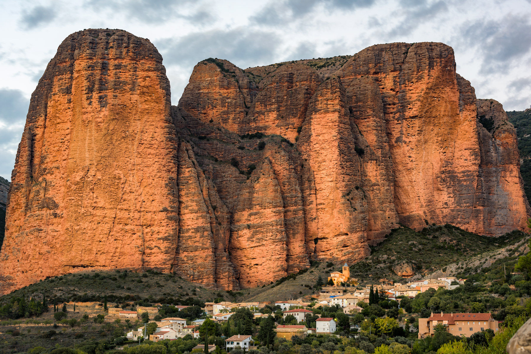 Los Mallos de Riglos Los Mallos de Riglos se encuentran en el Prepirineo