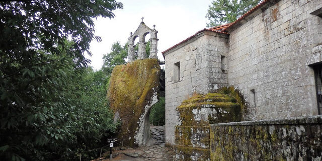 Camino Real de San Pedro de Rocas El Camino Real de San Pedro de Rocas se encuentra en el municipio de Esgos
