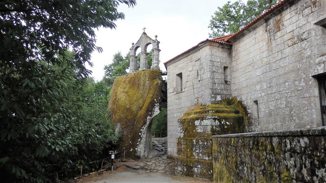 Camino Real de San Pedro de Rocas El Camino Real de San Pedro de Rocas se encuentra en el municipio de Esgos