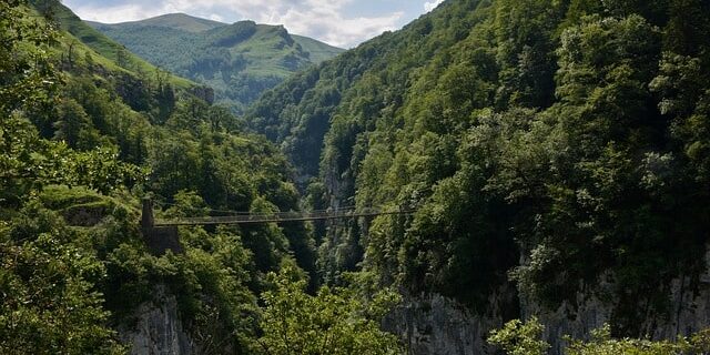La Pasarela de Holtzarte y Gargantas de Kakueta se encuentran en el País Vasco Francés