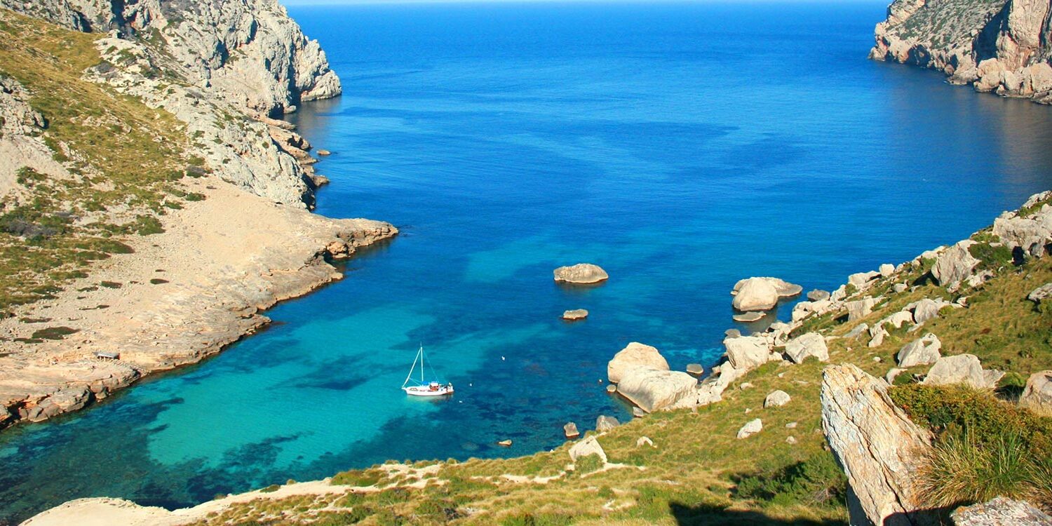 Te invitamos a conocer dos de sus más preciadas joyas: el Parque Nacional de Cabrera y la Tramontana