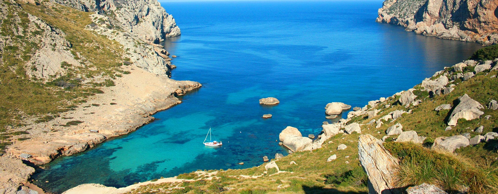 Te invitamos a conocer dos de sus más preciadas joyas: el Parque Nacional de Cabrera y la Tramontana