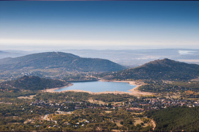 Parque Nacional de la Sierra de Guadarrama El Parque Nacional de la Sierra de Guadarrama ofrece al visitante un paisaje único y fascinante