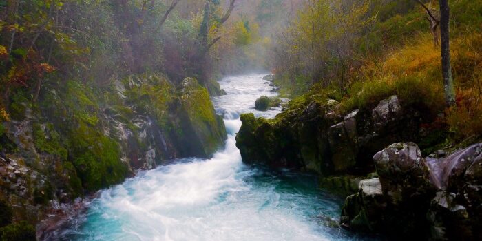 Nacimiento del Río Purón La senda que nos conduce hasta el nacimiento del Río Purón está llena de magia, colores