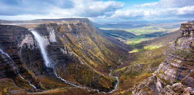 Cascadas A lo largo de la geografía de nuestro país son muchas las cascadas o saltos de agua que nos dejarán maravillados por su espectacularidad