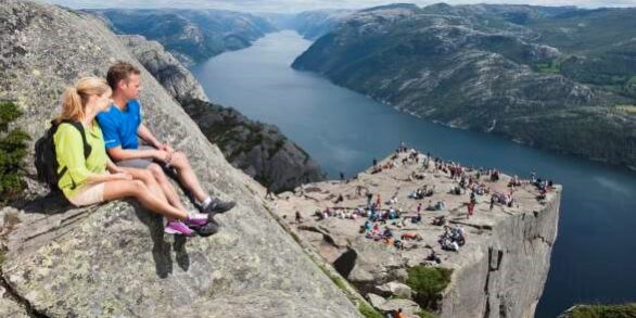 Noruega Noruega es uno de los países preferidos de los amantes de la naturaleza y del senderismo. Es el destino ideal para las actividades al aire libre.