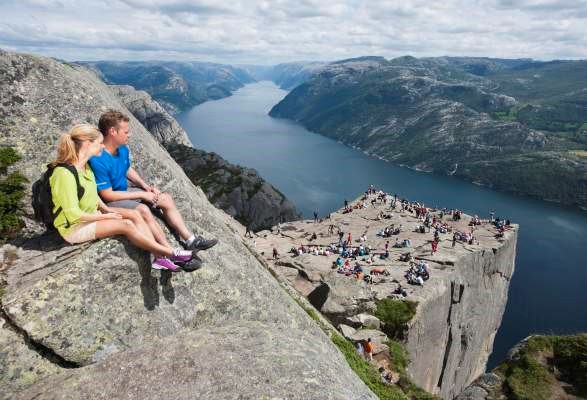 Noruega Noruega es uno de los países preferidos de los amantes de la naturaleza y del senderismo. Es el destino ideal para las actividades al aire libre.