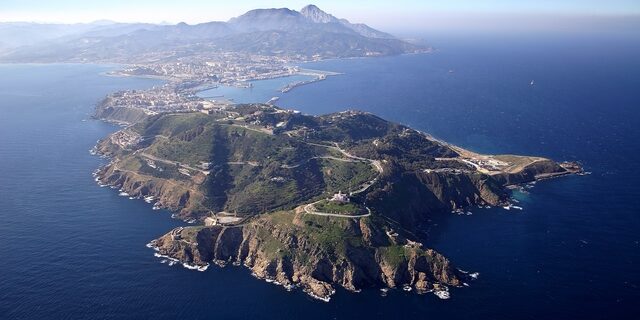 Monte Hacho La ruta que nos lleva hasta el Monte Hacho, en Ceuta, es un sendero semi-urbano