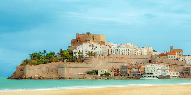 Peñíscola Peñíscola es una pequeña joya situada en la provincia de Castellón