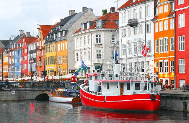Copenhague Copenhague ofrece al visitante un sinfín de opciones para disfrutar de su cultura, gastronomía, historia y naturaleza