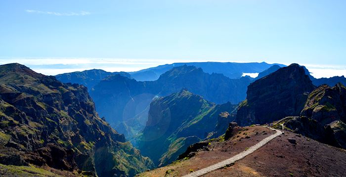 Pico Arieiro La ruta de senderismo de Pico ArIeiro, Pico Das Torres y Pico Ruivo ofrece unas vistas únicas de Madeira al completo