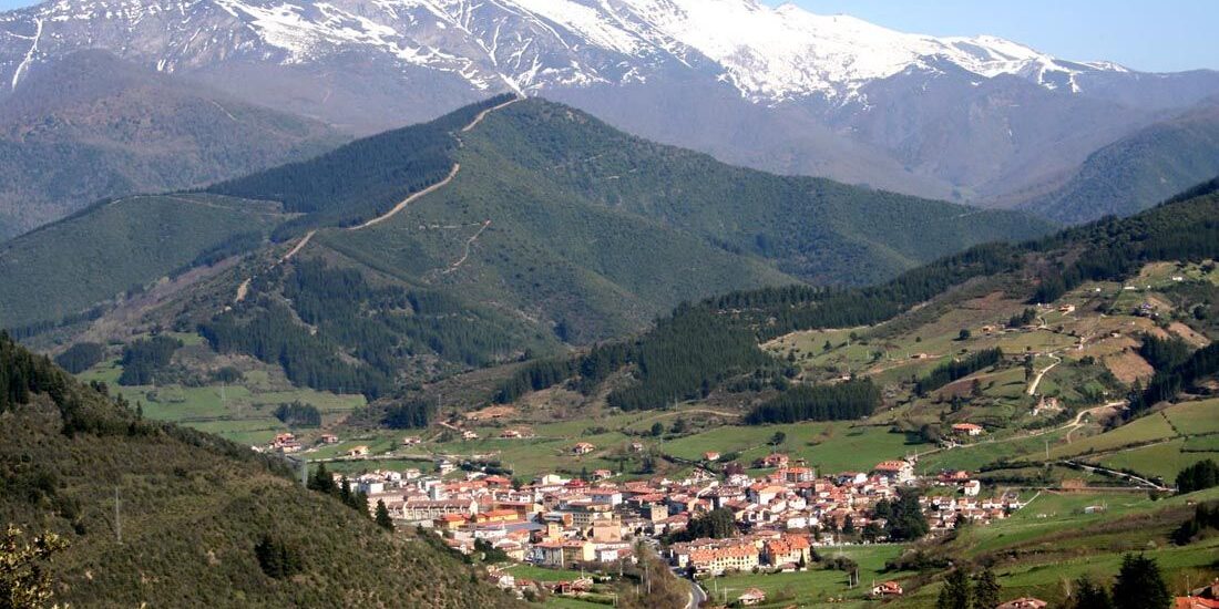 El Camino Lebaniego transcurre por la Comarca del Liébana, rodeado de los impresionantes Picos de Europa y el Monte de La Viorna