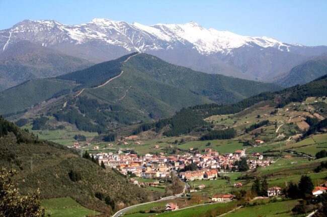 Camino Lebaniego El Camino Lebaniego transcurre por la Comarca del Liébana, rodeado de los impresionantes Picos de Europa y el Monte de La Viorna