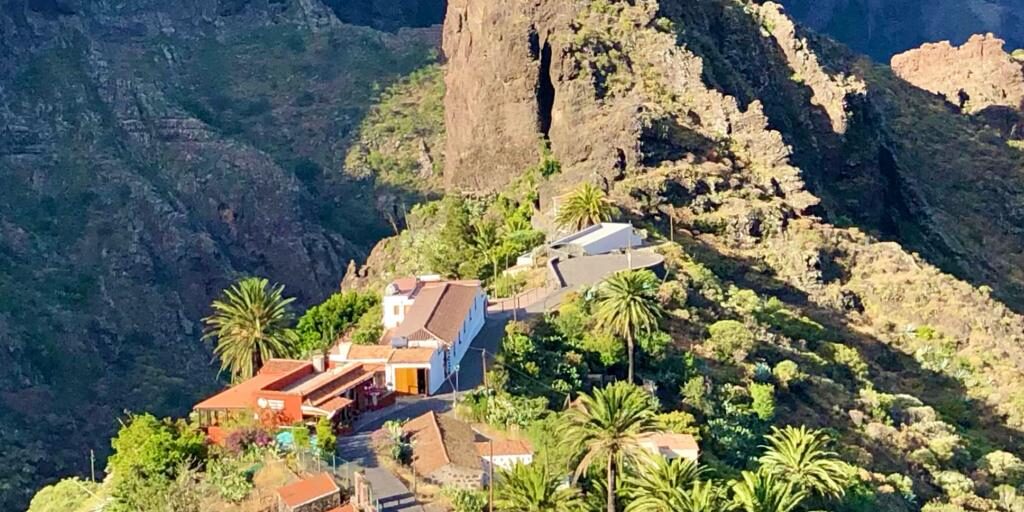 Sendero del Barranco de Masca El Sendero del Barranco de Masca transcurre entre impresionantes paredes verticales