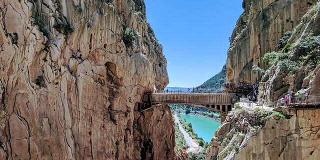 El Caminito del Rey es una senda que transcurre a través de una pasarela anclada en el Desfiladero de los Gaitanes