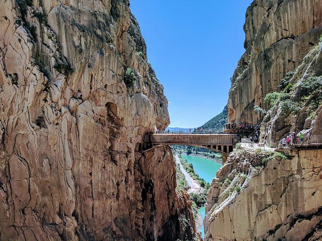 El Caminito del Rey es una senda que transcurre a través de una pasarela anclada en el Desfiladero de los Gaitanes