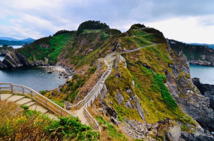 La ruta que nos lleva hasta O Fuciño Do Porco transcurre por unas pasarelas de madera