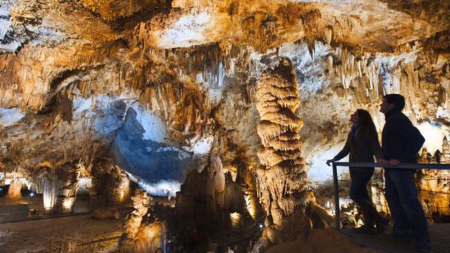 Cueva de Pozalagua La cueva de Pozalagua, Vizcaya, acoge la mayor concentración de estalactitas excéntricas