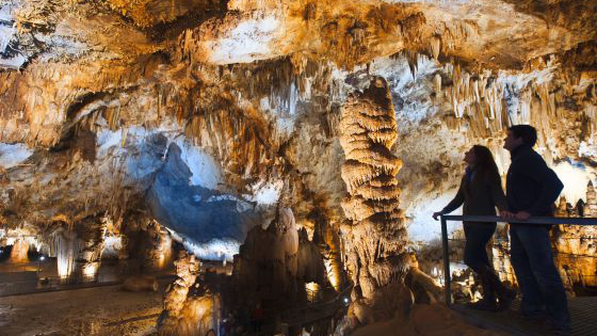 Cueva de Pozalagua La cueva de Pozalagua, Vizcaya, acoge la mayor concentración de estalactitas excéntricas