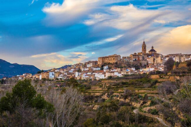 Chelva La localidad de Chelva posee una de las rutas más bonitas de la provincia de Valencia, nos invita a conocer su cultura, historia y naturaleza