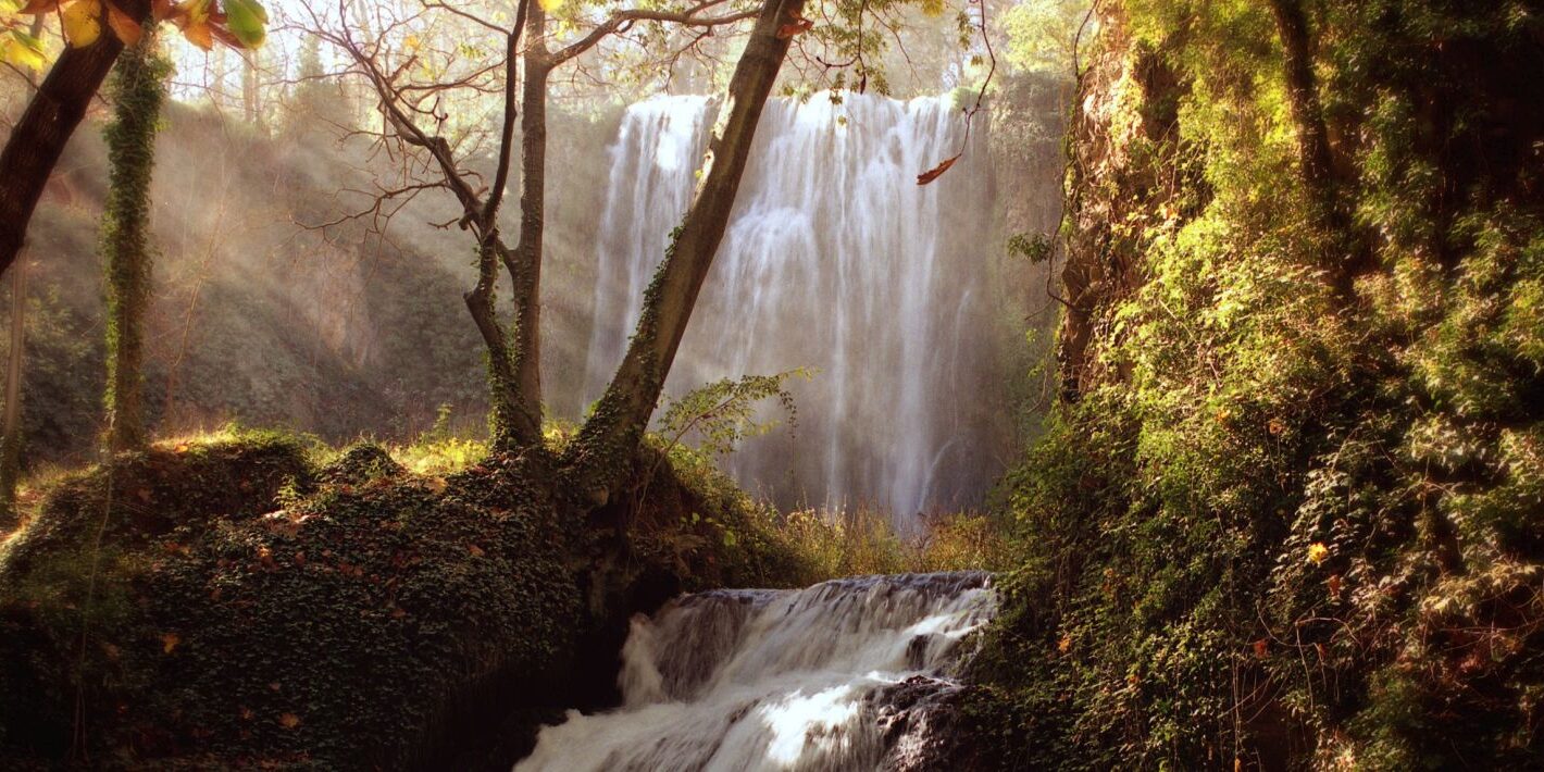 Monasterio de Piedra El Monasterio de Piedra es un antiguo lugar de retiro de los monjes cistercienses