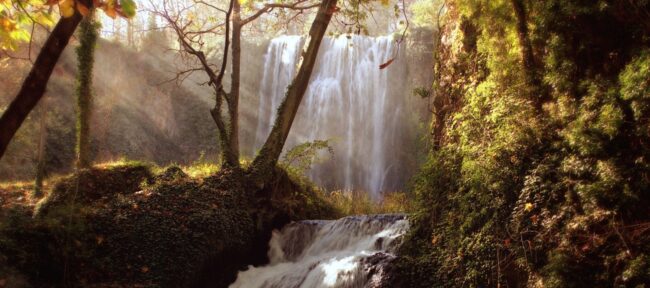 Monasterio de Piedra El Monasterio de Piedra es un antiguo lugar de retiro de los monjes cistercienses