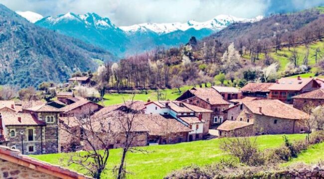 Mogrovejo El Pueblo de Mogrovejo, en Cantabria, es uno de los más bonitos de España