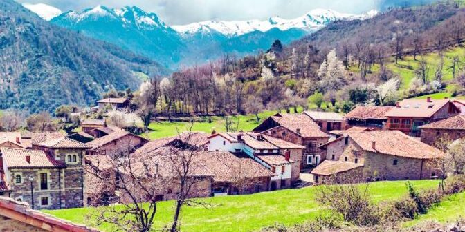 El Pueblo de Mogrovejo, en Cantabria, es uno de los más bonitos de España