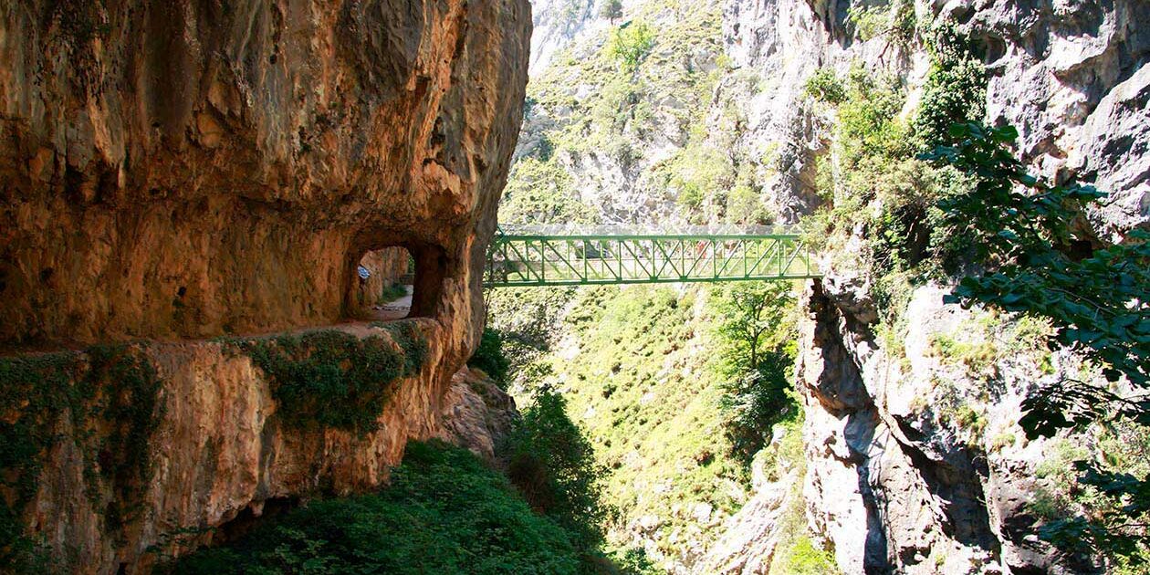 Rutas del Cares La Ruta del Cares está considerada una de los senderos más bonitos e impresionantes de los Picos de Europa