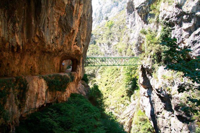 Rutas del Cares La Ruta del Cares está considerada una de los senderos más bonitos e impresionantes de los Picos de Europa