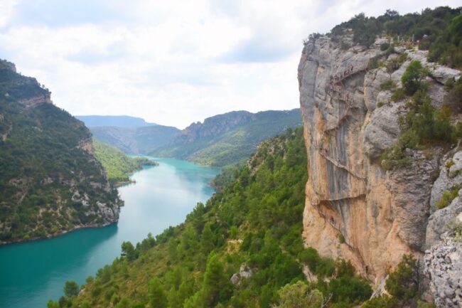 Pasarelas de Montfalcó Las Pasarelas de Montfalcó, situadas en el extremo oriental de Huesca, están enclavadas en una pared de roca vertical sobre el embalse de Canelles
