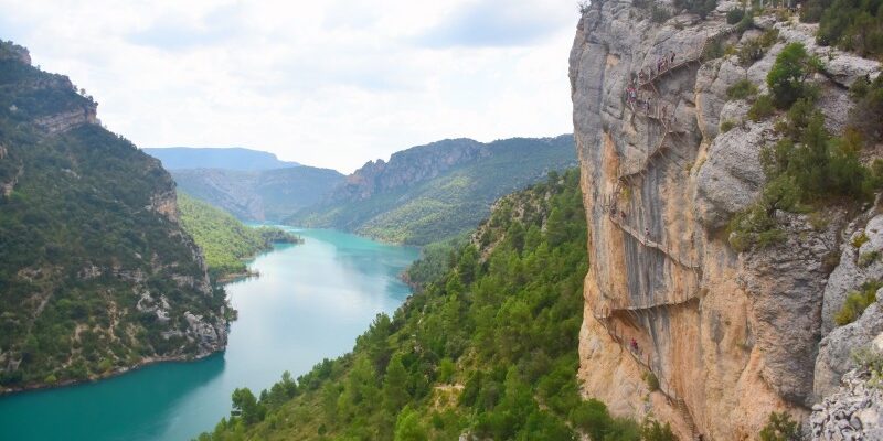 Pasarelas de Montfalcó Las Pasarelas de Montfalcó, situadas en el extremo oriental de Huesca, están enclavadas en una pared de roca vertical sobre el embalse de Canelles